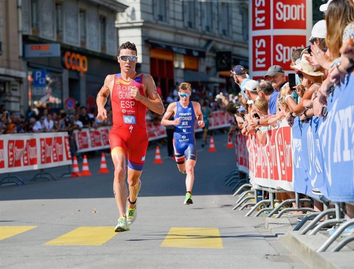 Archivo - El triatleta español Javier Gómez Noya durante una prueba