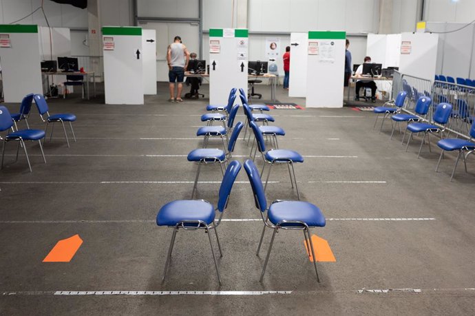 23 July 2021, Saxony, Loebau: Empty chairs are seen in a waiting area at the vaccination centre in Loebau. Data from Johns Hopkins University and Bloomberg News showed today, Friday, that 87.9 million doses of vaccines against the emerging coronavirus h
