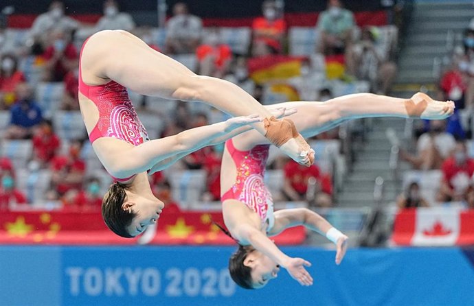 Tingmao Shi y Han Wang en la final de salto de trampolín 3 m sincronizado