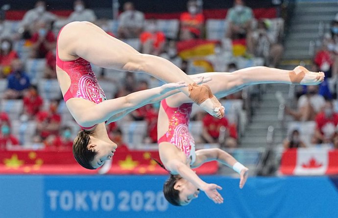 25 July 2021, Japan, Tokyo: Shi Tingmao and Wang Han of China compete in the Women's Synchronized 3m Springboard Final at the Tokyo Aquatics Centre during the Tokyo 2020 Olympic Games. Photo: Michael Kappeler/dpa