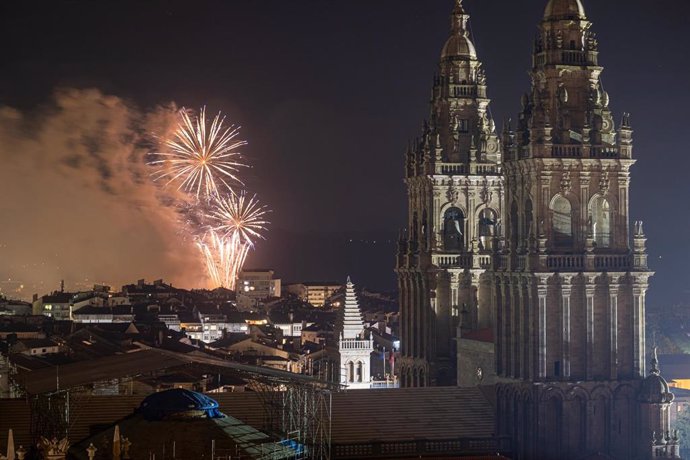 Fuegos artificiales lanzados por la celebración del Día de Galicia
