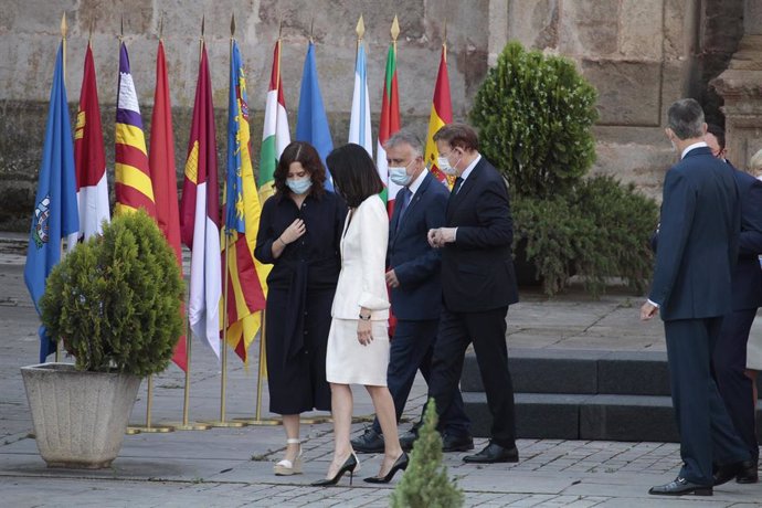 Archivo - Seguidas del presidente de Canarias, Ángel Víctor Torres y del de la Generalitat valenciana, Ximo Puig, la presidenta de la Comunidad de Madrid, Isabel Díaz Ayuso conversa con la presidenta del Senado, Pilar Llop, tras hacerse  la foto de fami