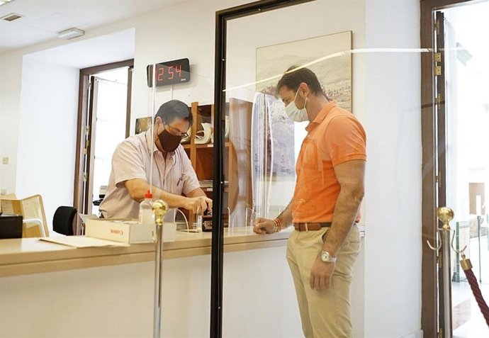 El diputado de Ciudadanos (Cs) Juan de Dios Sánchez registra una iniciativa en el Parlamento andaluz.