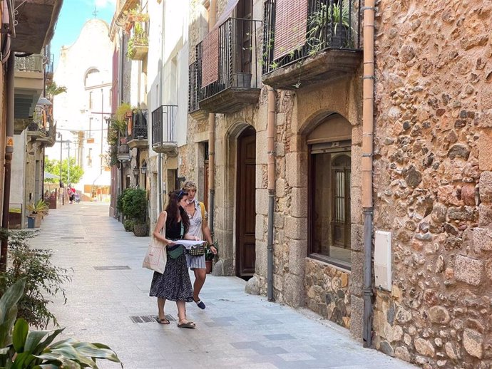 Emprendedores del sector del libro visitan locales vacíos de Calonge (Girona)