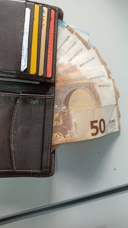 Dos jóvenes entregan a la Policía Local de Almuñécar una cartera con casi 600 euros, documentación y tarjetas