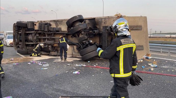 Accidente de tráfico entre dos camiones en la M-50