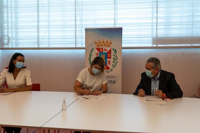 Firma de adhesión al Hub 1.070 kilómetros por parte de la alcaldesa, Noelia Arroyo