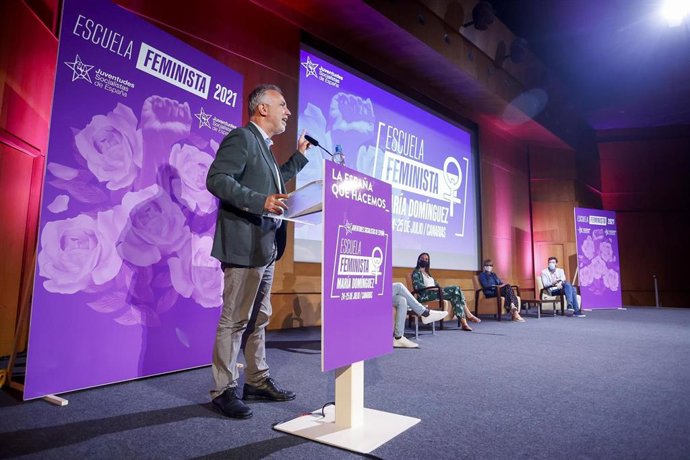 El secretario general del PSOE de Canarias y presidente del Gobierno autonómico, Ángel Víctor Torres, interviene en el acto de clausura de la Escuela Feminista María Domínguez