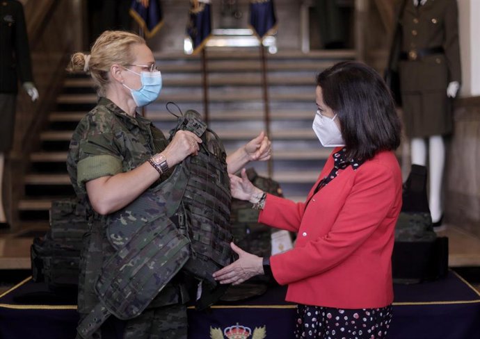 La ministra de Defensa, Margarita Robles en la presentación del nuevo chaleco antifragmentos adaptado a la morfología femenina