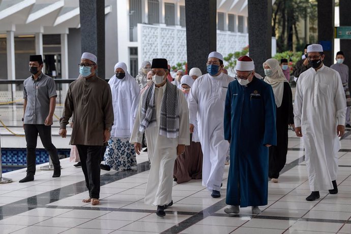 20 July 2021, Malaysia, Kuala Lumpur: Malaysian Prime Minister Muhyiddin Yassin (C) arrives at National Mosque of Malaysia to perform Eid al-Adha morning prayers. Eid al-Adha is the holiest feast in Islam, during which Muslims slaughter cattle and sheep