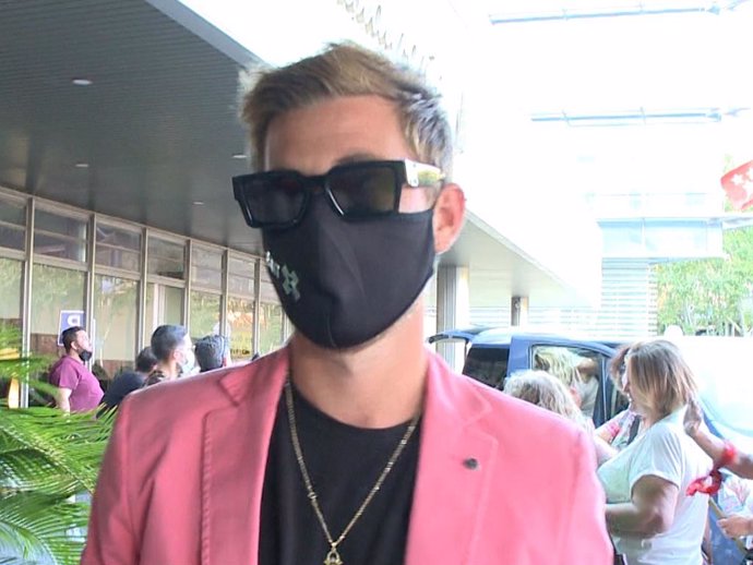 Tom Brusse llegando al hotel en el que se aloja tras su paso por 'Supervivientes'.