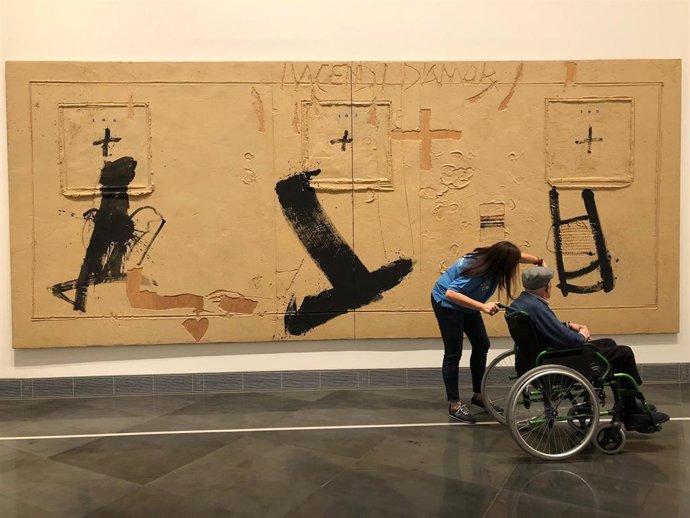 Archivo - Los voluntarios de CaixaBank en Andalucía acompañan a casi 200 personas de la tercera edad durante la pandemia