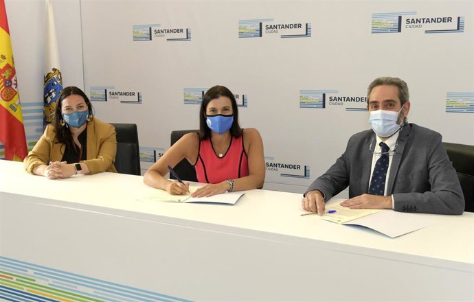 Firma del convenio del Ayuntamiento de Santander y el Colegio de Veterinarios de Cantabria.