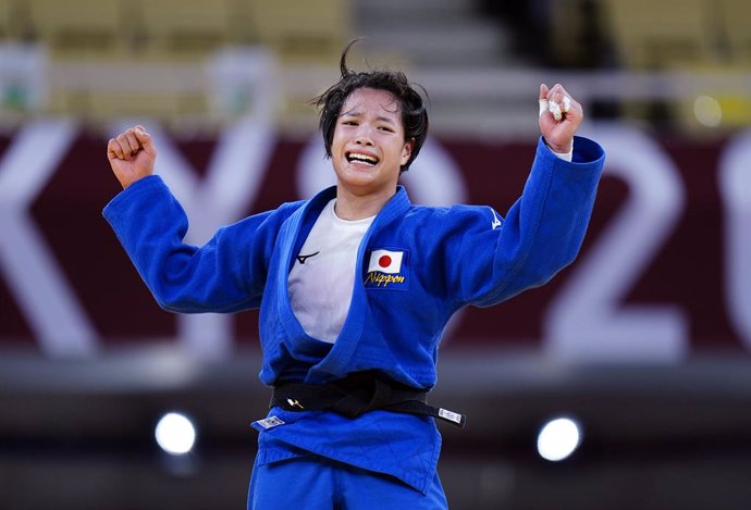 25 July 2021, Japan, Tokyo: Japan's Uta Abe celebrates her victory against Amandine Buchard of France in their women's -52kg gold medal judo match at the Nippon Budokan arena during the Tokyo 2020 Olympic Games. Photo: Danny Lawson/PA Wire/dpa