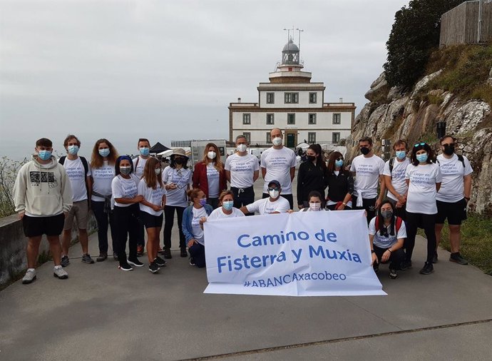 Trabajadores de Abanca en la etapa incial del Camino de Fisterra.