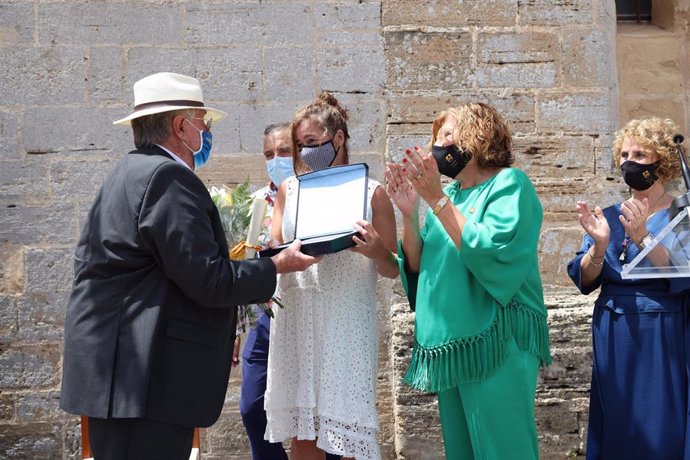 La presidenta del Govern, Francina Armengol, entrega una placa al sobrino de Antoni Maria Ques Ventayol.