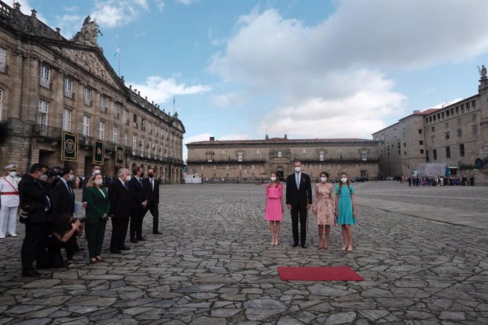 La vicepresidenta primera del Gobierno y ministra de Asuntos Económicos y Transformación Digital, Nadia Calviño (2i); el presidente de la Xunta de Galicia, Alberto Núñez Feijóo (5i); la princesa de Asturias (4d); el rey Felipe VI (3d); la reina Letizia 