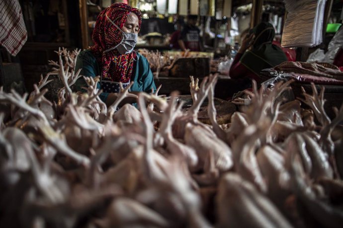 23 July 2021, Indonesia, Tangerang Selatan: A woman with a face mask stands at a traditional market in Pamulang area, amid the Coronavirus outbreak. Photo: Donal Husni/ZUMA Press Wire/dpa