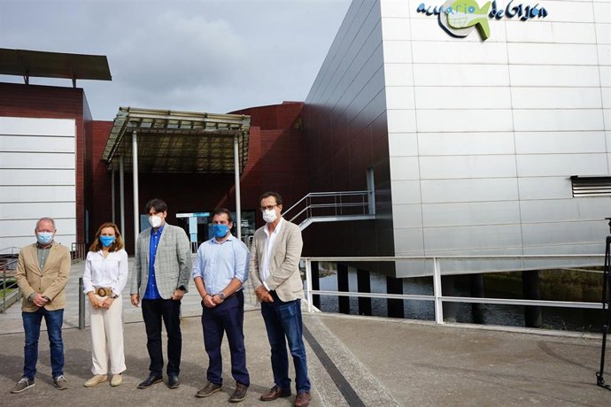 El consejero Borja Sánchez visita el Acuario de Gijón