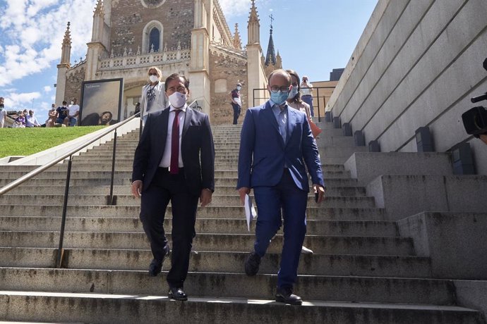 El ministro de Asuntos Exteriores, Unión Europea y Cooperación, José Manuel Albares (i), asiste a la retransmisión del 44 Comité de Patrimonio Mundial de la Unesco, en el Auditorio del Museo del Prado, a 23 de julio de 2021, en Madrid (España). Madrid 