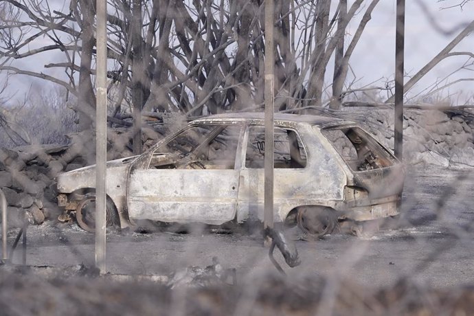 25 July 2021, Italy, Cuglieri: A general view of a scorched car on the side of a road after a large wildfire broke out in Italy's island of Sardinia. Photo: Alessandro Tocco/LaPresse via ZUMA Press/dpa