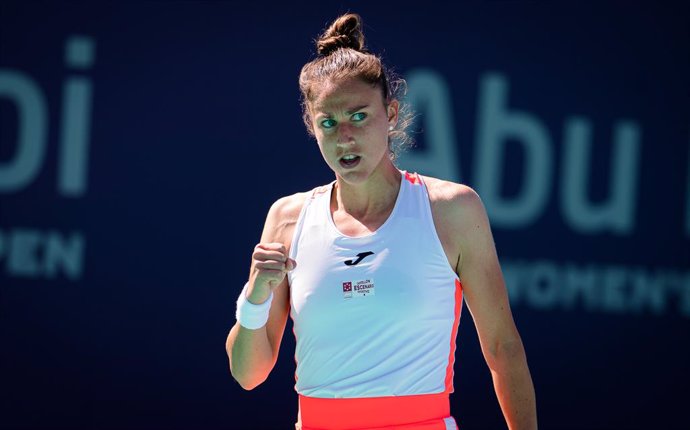 Archivo - Sara Sorribes Tormo of Spain in action during her third round match at the 2021 Abu Dhabi WTA Womens Tennis Open WTA 500 tournament against Anastasia Gasanova of Russia