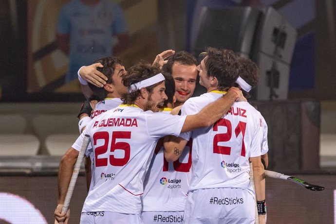 Archivo - BHUBANESWAR, 06-12-2018, Odisha Hockey Men\'s World Cup Bhubaneswar 2018. Venue: Kalinga Stadium. Pau Quemada. Alvaro Iglesias and Vicenc Ruiz celebrating the goal scored after a field goal during the game Spain vs New Zealand.