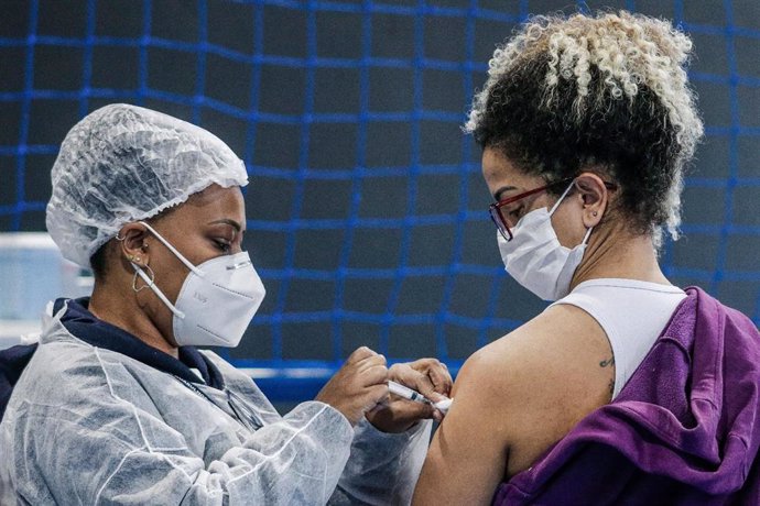 Una mujer recibe una dosis de la vacuna contra el coronvirus en Guarulhos, en Sao Paulo (Brasil).