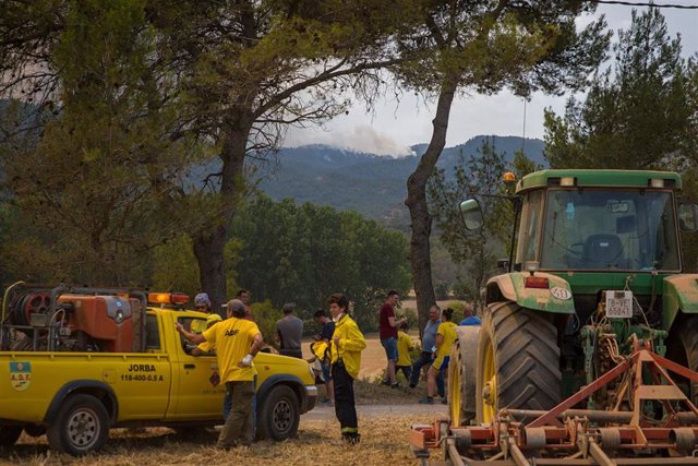 Miembros de la Agrupación de Defensa Forestal, trabajan frente al incendio localizado en Santa Coloma de Queralt, a 25 de julio de 2021, en Santa Coloma de Queralt, Tarragona, Catalunya (España).