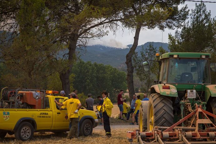 Membres de l'Agrupació de Defensa Forestal, treballen enfront de l'incendi localitzat a Santa Coloma de Queralt, a 25 de juliol de 2021, a Santa Coloma de Queralt, Tarragona, Catalunya (Espanya).