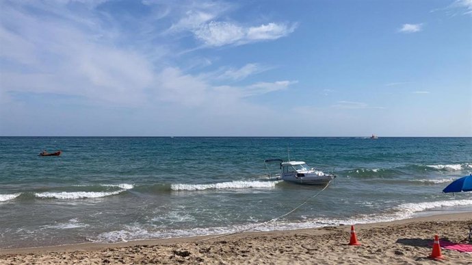 Desalojada una playa de Altafulla (Tarragona) por combustible vertido de una barca