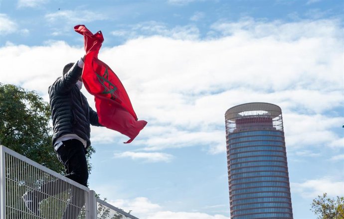 Archivo - Imagen de archivo de una persona con una bandera marroquí.