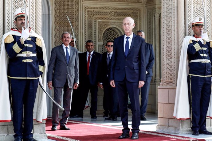 Archivo - 23 October 2019, Tunisia, Carthage: Kais Saied (C) arrives at the Carthage Palace after his swearing-in ceremony where he took an oath as Tunisia's new President. Photo: Khaled Nasraoui/dpa