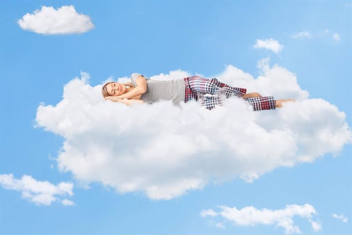 Archivo - Mujer durmiendo en una nube.