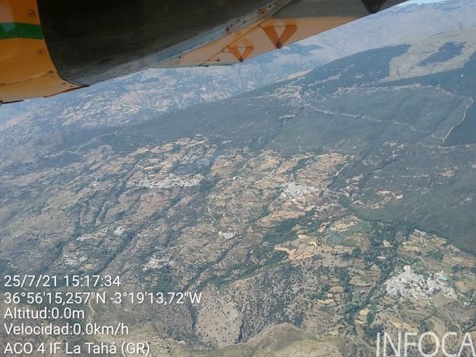Medio aéreo del Infoca sobrevolando el área donde se declaró el incendio de La Taha (Granada)