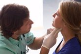 Foto: Expertos avisan de que los mitos en cáncer de cabeza y cuello pueden dificultar su prevención y diagnóstico