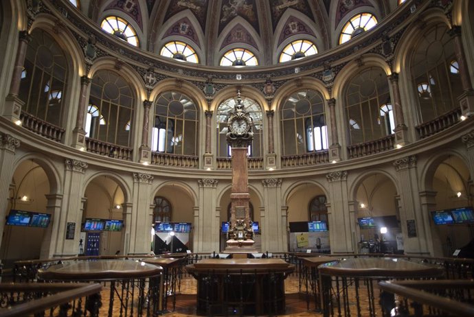 Interior del Palacio de la Bolsa, a 9 de julio de 2021, en Madrid, (España). El índice Ibex 35 de la Bolsa de Madrid cotizaba en la media sesión de este viernes con un repunte del 0,74% que llevaba al selectivo madrileño a recuperar los 8.700 puntos per