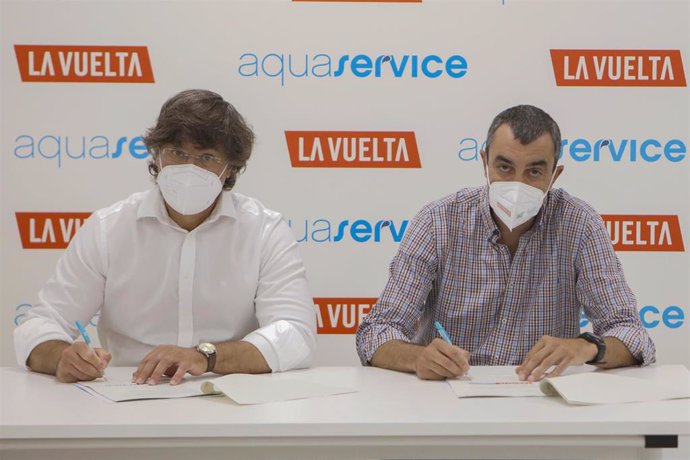 Firma del contrato por el que Aquaservice será patrocinadora de la vuelta ciclista