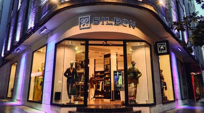 En España, Silbon opera con 29 puntos de venta entre los que se incluyen además del canal digital, las tiendas dedicadas en exclusiva a la marca y los córners en centros de El Corte Inglés. En la imagen la flagshipstore de Córdoba.