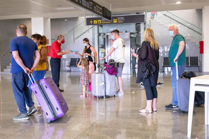 Pasajeros en el Aeropuerto de Menorca, a 1 de julio de 2021, en Menorca, Islas Baleares, (España).  