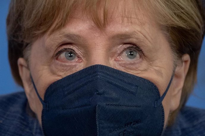 13 July 2021, Berlin: German Chancellor Angela Merkel puts on her mask after a press conference following her visit to the Robert Koch Institute (RKI). Photo: Michael Kappeler/dpa-pool/dpa