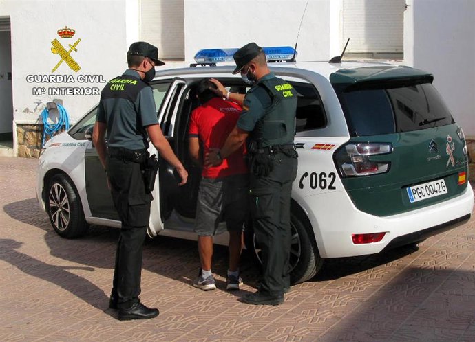 Imagen del detenido, custodiado por la Guardia Civil