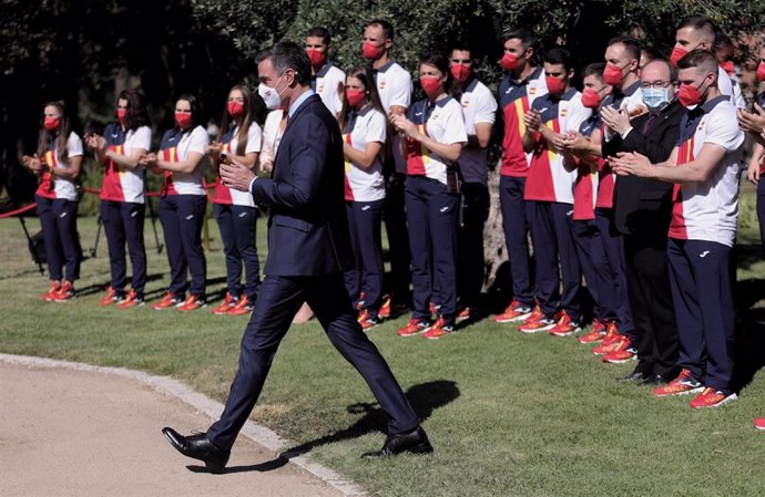 El presidente del Gobierno, Pedro Sánchez y el ministro de Cultura y Deporte, Miquel Iceta, durante la recepción al equipo olímpico español que participará en los Juegos Olímpicos de Tokio 2021, en los Jardines del Palacio de La Moncloa