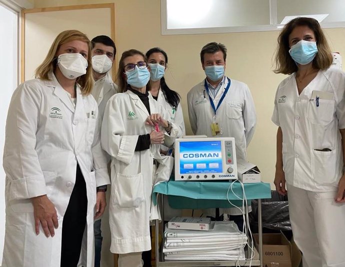 El equipo del Servicio de Medicina Física y Rehabilitación del Hospital Virgen Macarena con el nuevo servicio.