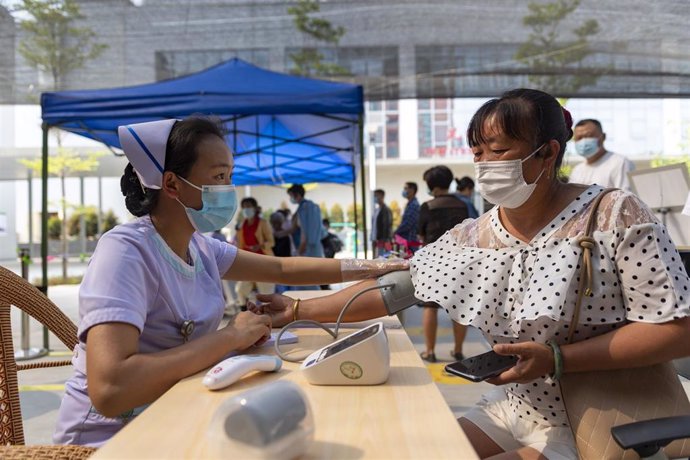 Archivo - Tratamiento preventivo en el Hospital Jingcheng en la ciudad de Ruili ante el repunte de casos de coronavirus
