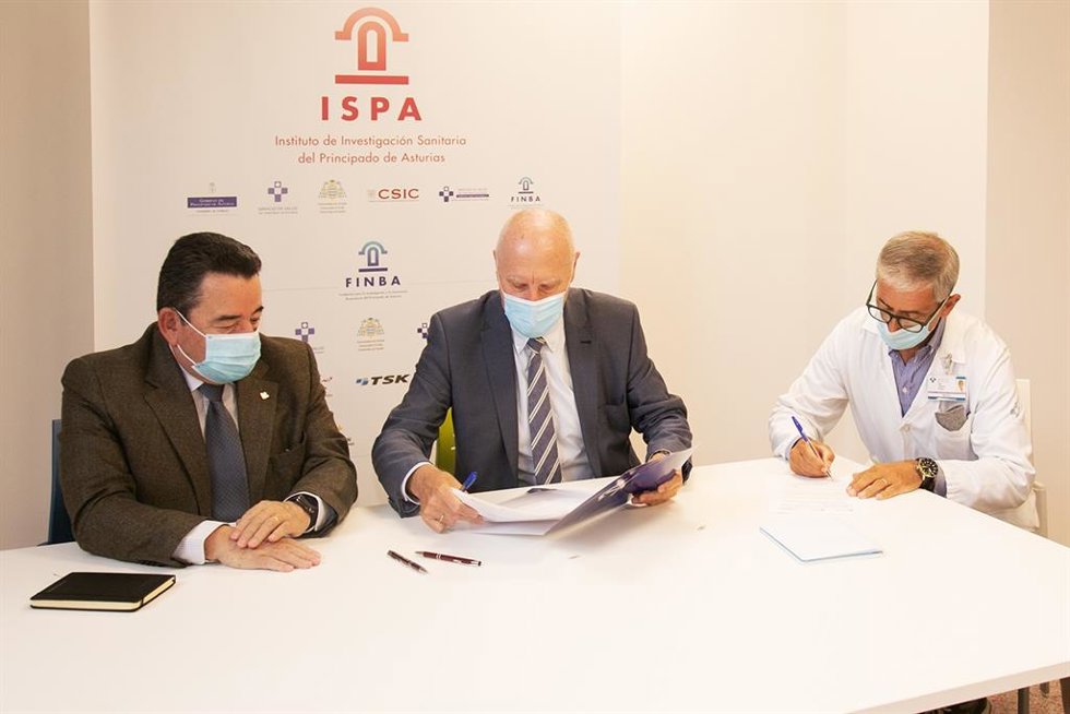 Fernando Martínez, Faustino Blanco y Elías Delgado firman el acuerdo de colaboración.
