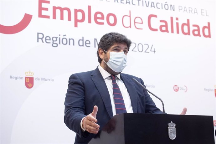 Archivo - El presidente Fernando López Miras firma la Estrategia de Reactivación para el Empleo de Calidad de la Región de Murcia 2021-2024 junto a la patronal CROEM y los sindicatos UGT y CCOO