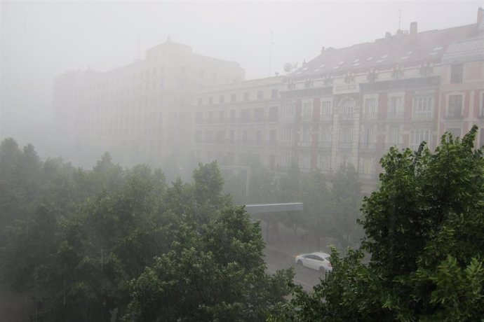 Archivo - Los bomberos de Zaragoza reciben unos 50 avisos por la fuerte tormenta caída esta tarde en la ciudad.