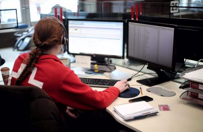 Archivo - Una trabajadora de Cruz Roja de la oficina Central de Cruz Roja en Madrid