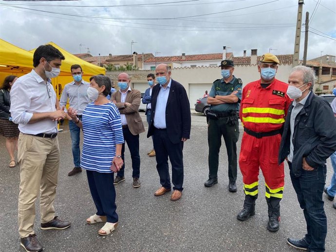 La delegada del Gobierno en Catalunya, Teresa Cunillera, con el vicepresidente del Govern, Jordi Puigneró, en el centro de mando del incendio de Santa Maria de Queralt (Tarragona).
